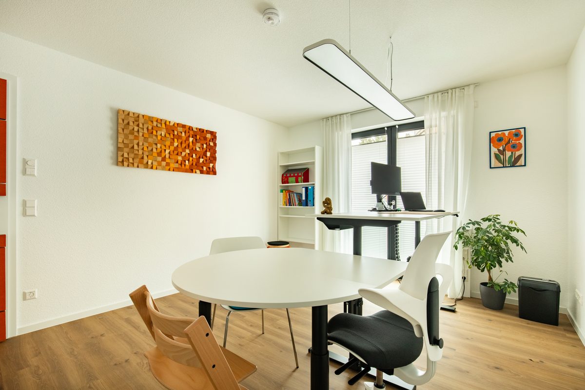 Therapieraum mit Holzgemälde und rundem Tisch