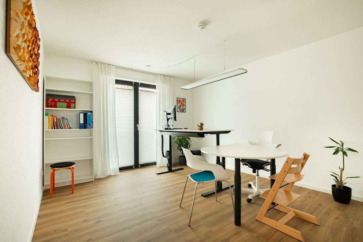 Weiterer Therapieraum mit Bücherregal und Tageslicht
